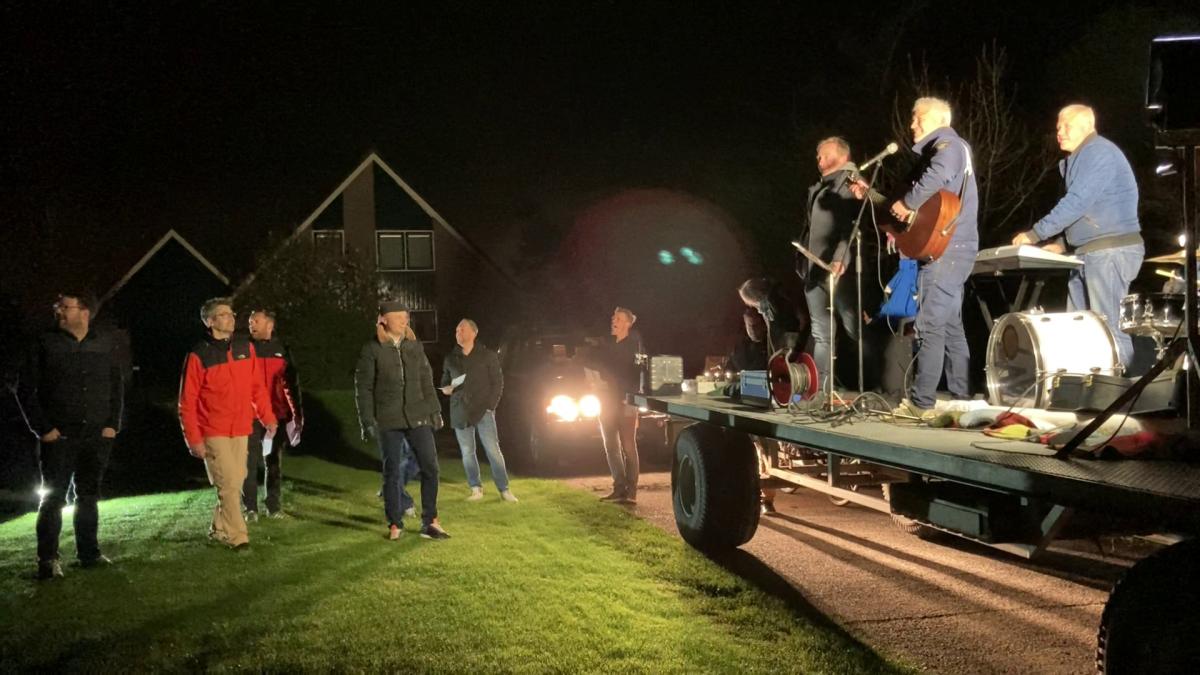 Vriendengroep zingt 50-jarige Wardenaar uit bed vanaf de platte kar