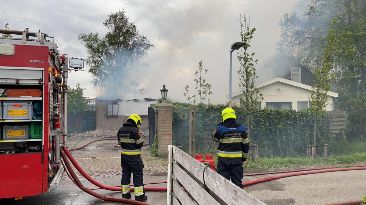 Grote brand in loods Zwaanshoek, rook in omgeving zichtbaar
