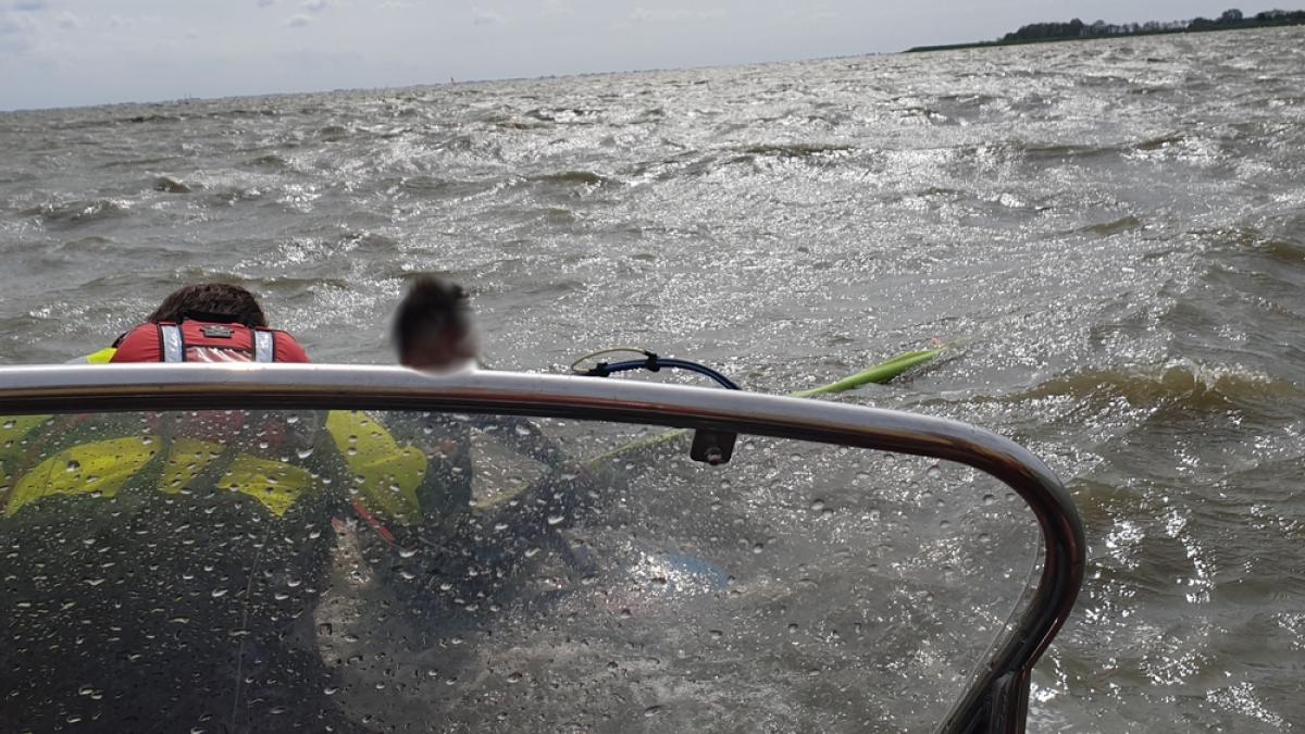 Windsurfer gered bij de haven van Wijdenes