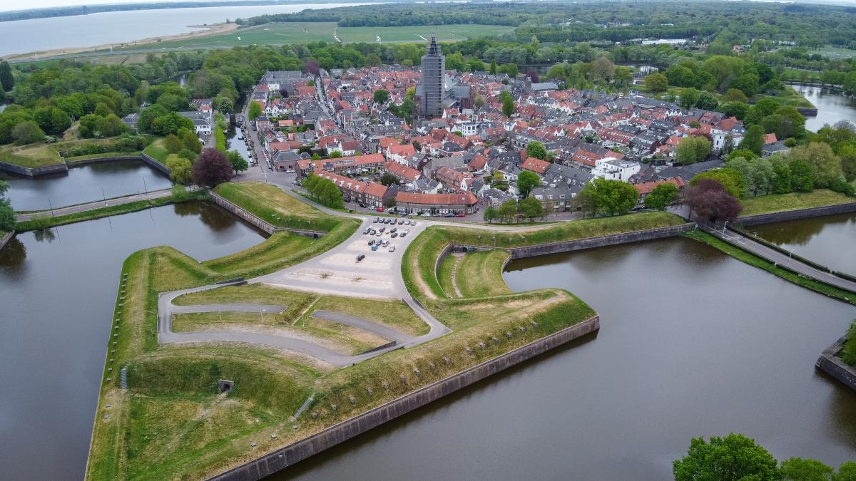 Vergunningparkeren en slimme doseerlichten moeten Naarden-Vesting autoluw maken