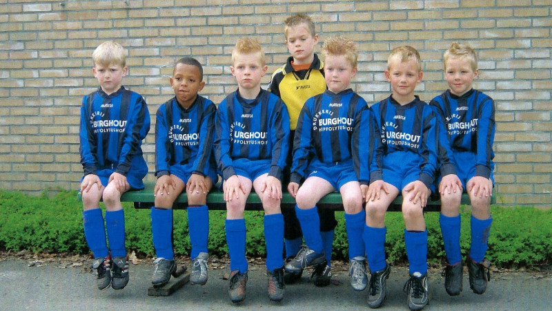 Een jonge Donyell Malen met zijn team van VV Succes
