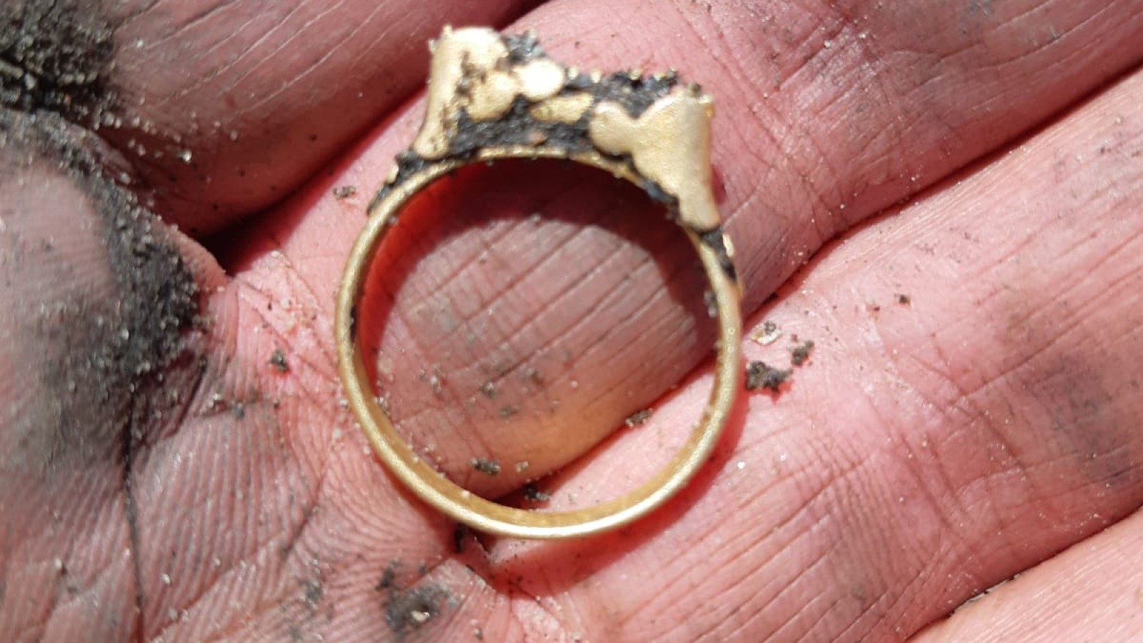 Gouden ring door archeologen opgegraven