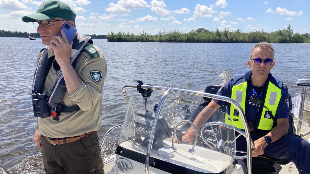 Boa's Edwin en Alex surveilleren op de Loosdrechtse Plassen