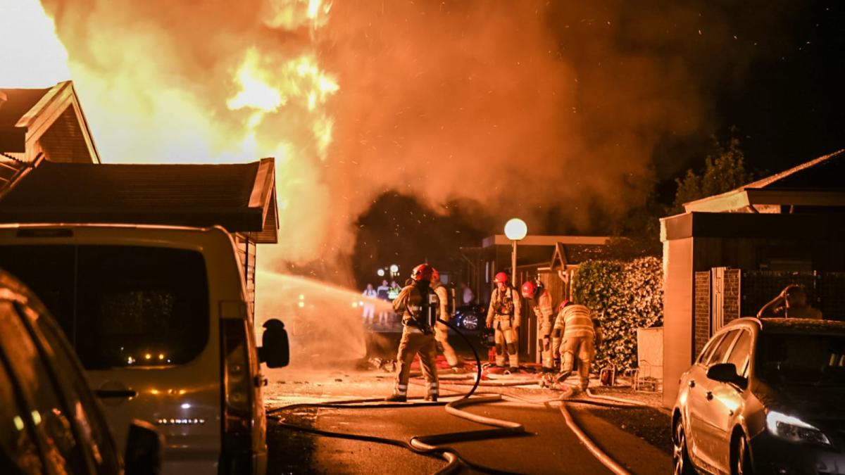 Hoge vlammen slaan uit stacaravan op chaletpark
