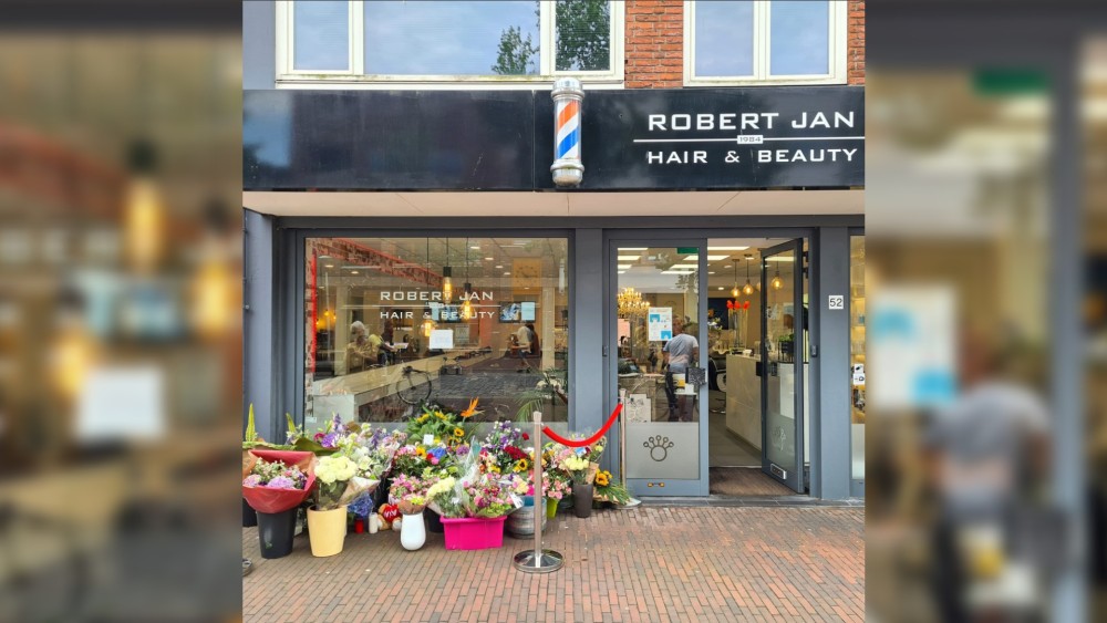 Bloemen Voor Deur Kapsalon Van Plotseling Overleden Kapper Robert Jan ...