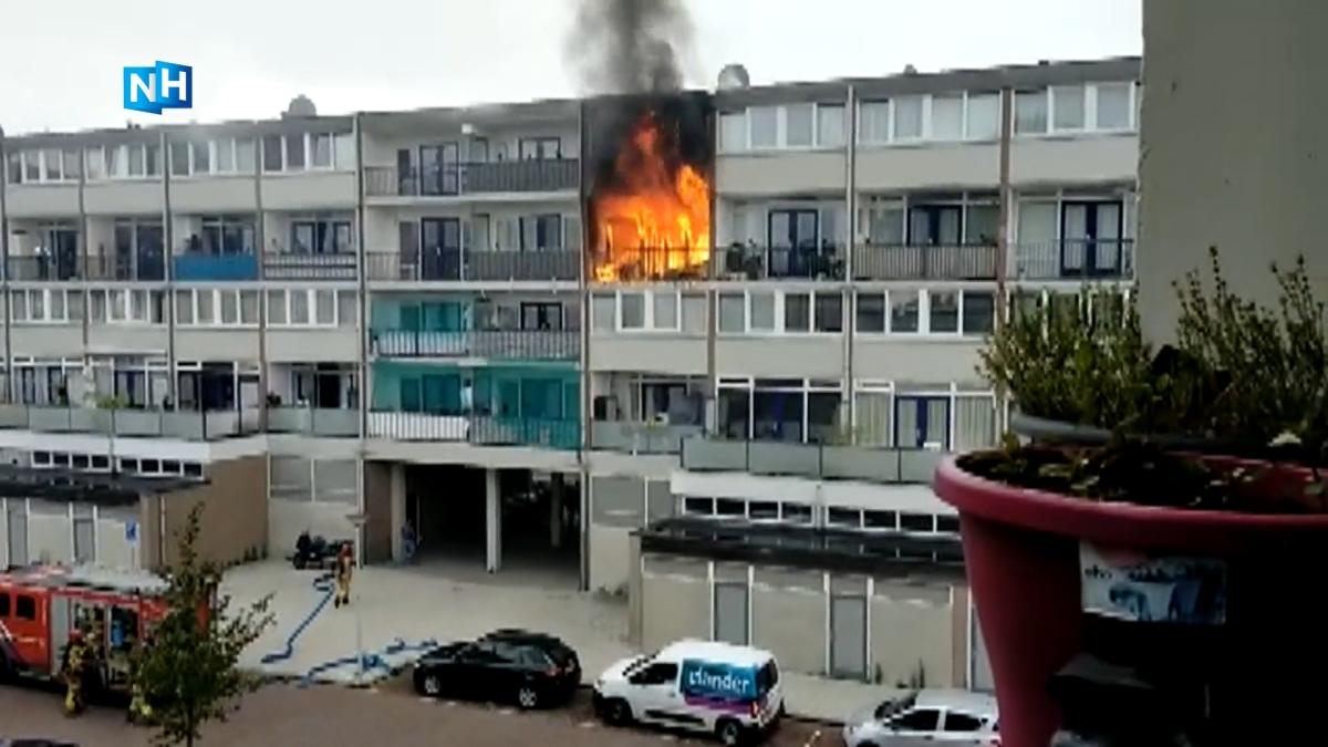 Uitslaande brand in flatwoning in Amsterdam, gewonde naar ziekenhuis