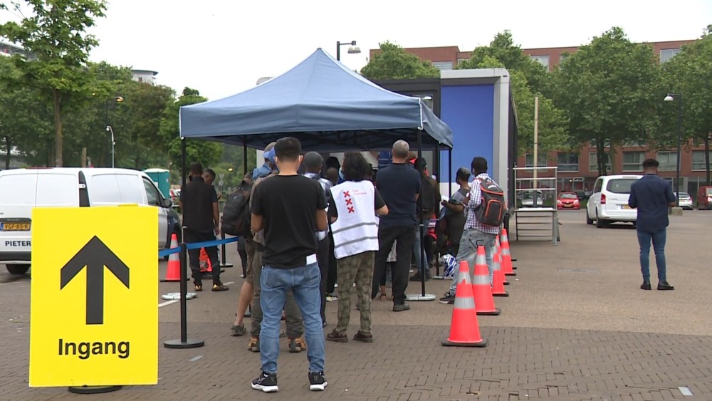 Vaccinatie Unit In Amsterdam Nieuw West Verwijderd Na Intimidatie En