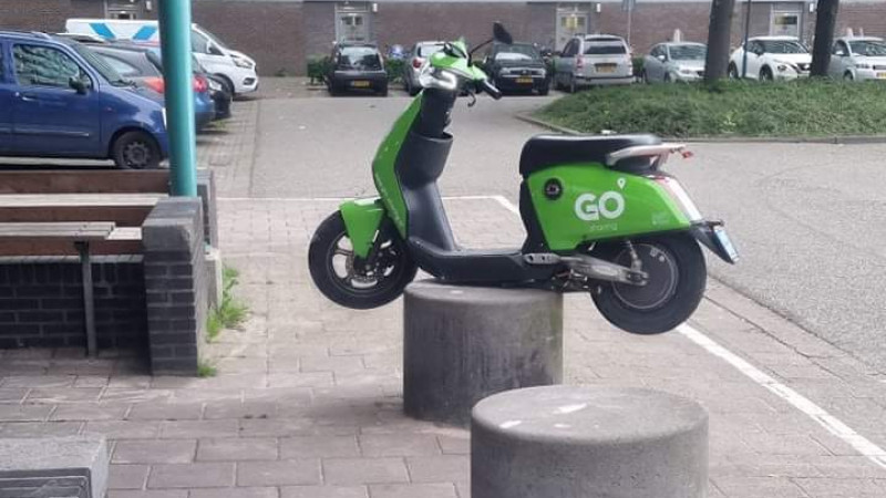 Een creatief geparkeerde scooter van Go Sharing