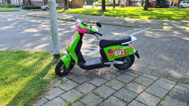 Een besmeurde scooter van Go Sharing