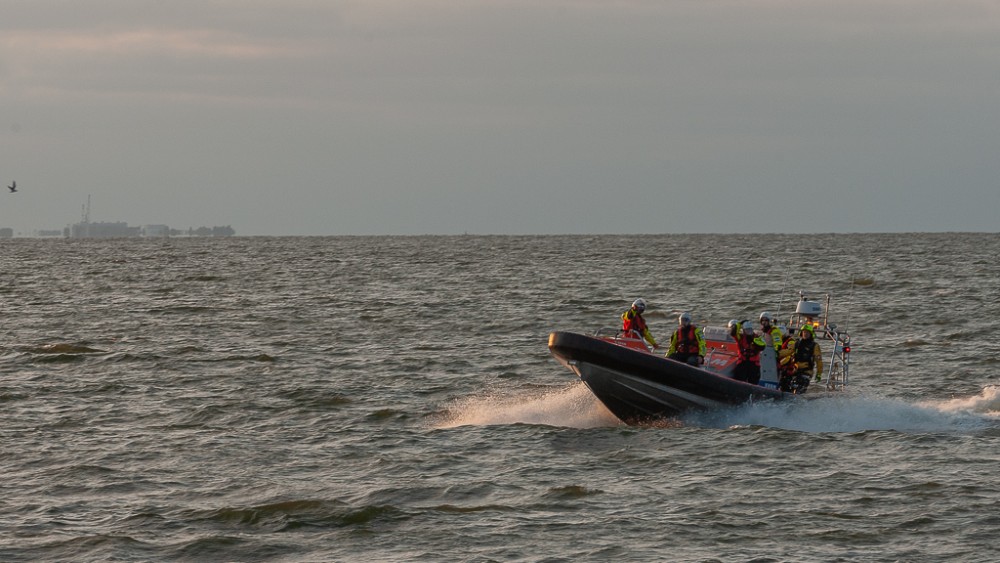 Zeiljacht gezonken in Markermeer, twee zeilers uit het water gered - NH Nieuws