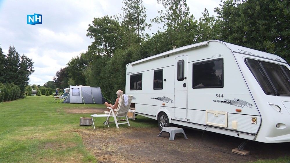 In de regen als naturist op de camping "Paar diehards altijd in de blote kont" NH Nieuws