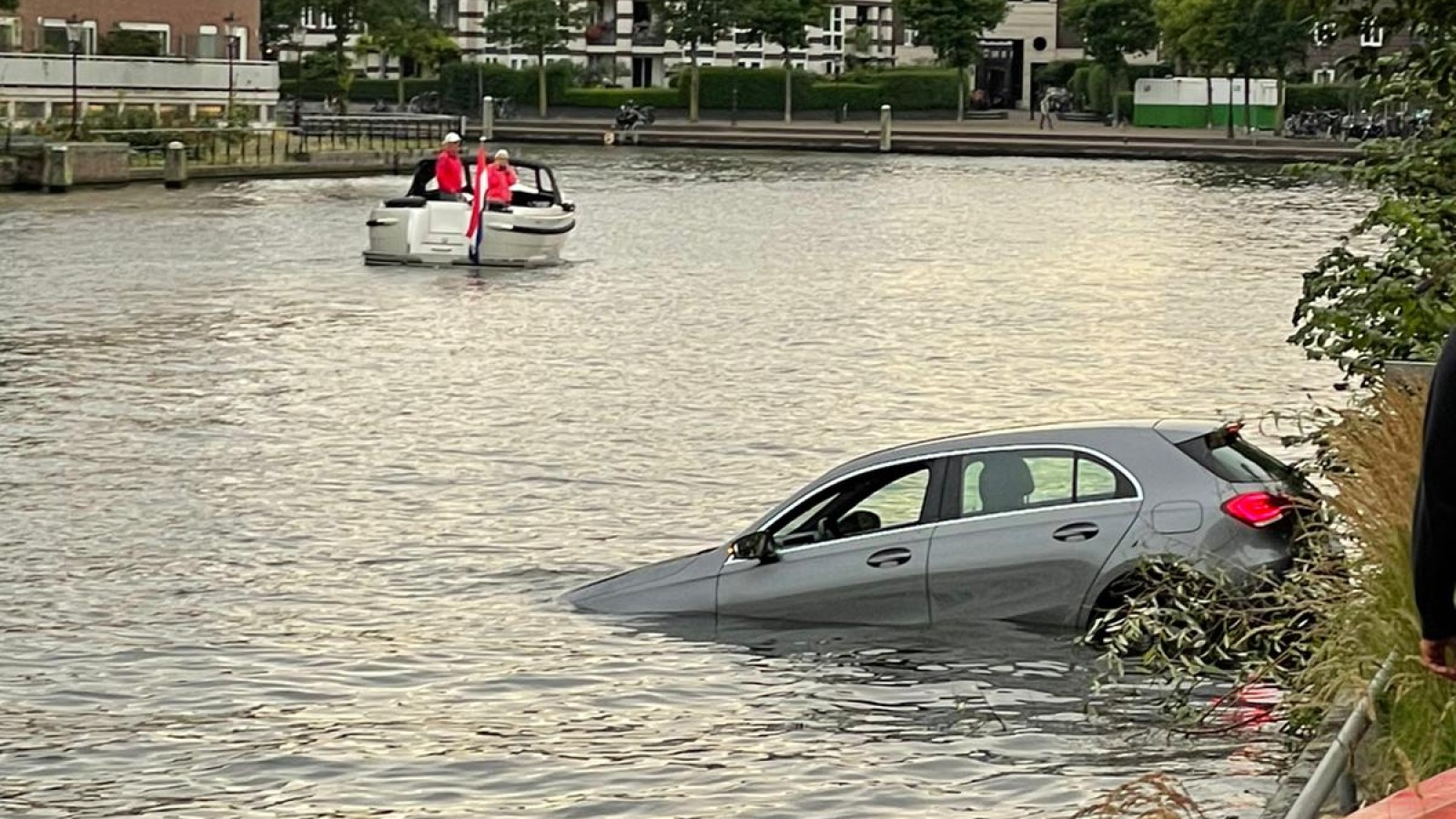 Wacht even Reflectie Mm Te water geraakte auto belandt op bodem van kanaal in Amsterdam-West - NH  Nieuws