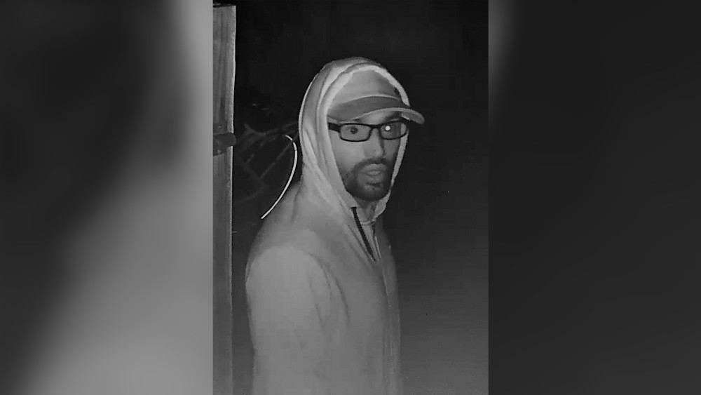 Politie geeft beeld vrij van brandstichter kledingzaak Bergen aan Zee - NH Nieuws