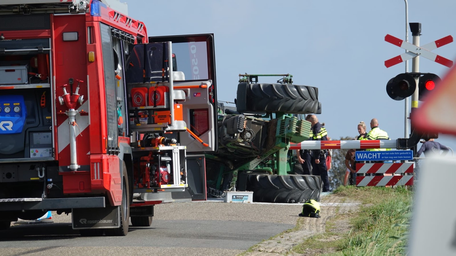 Trein rijdt tegen stilstaande tractor met pech op spoorwegovergang Breezand