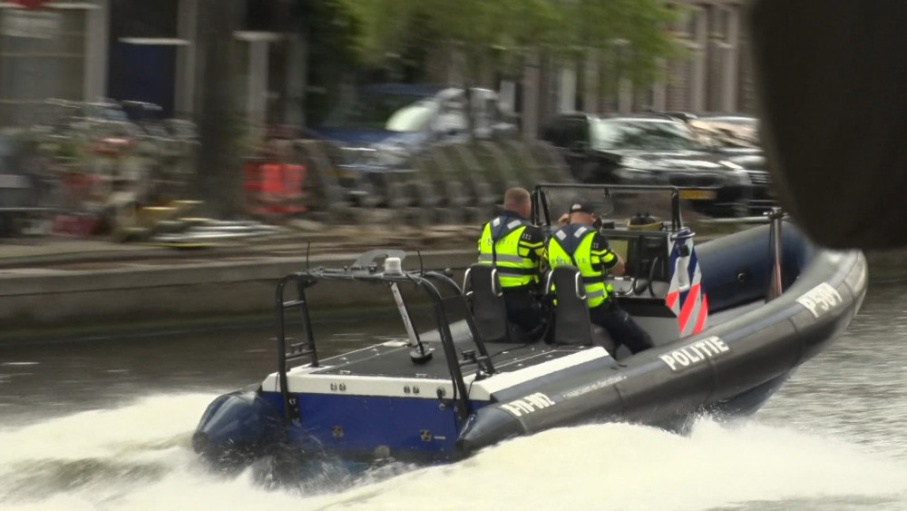 Jet ski rider flees police on the Amstel with life-threatening maneuvers