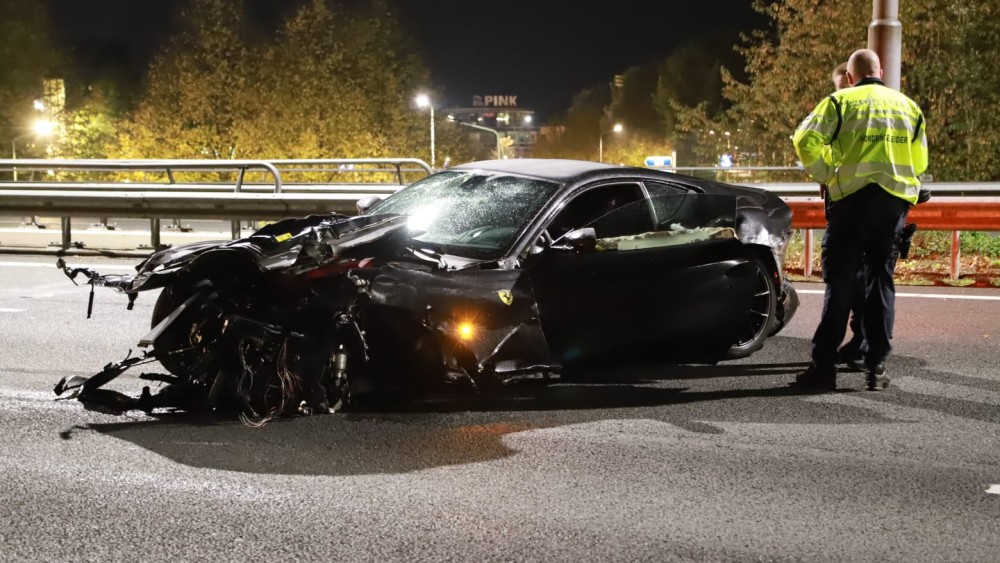 Ferrari crasht op A1 bij Naarden, bestuurder spoorloos