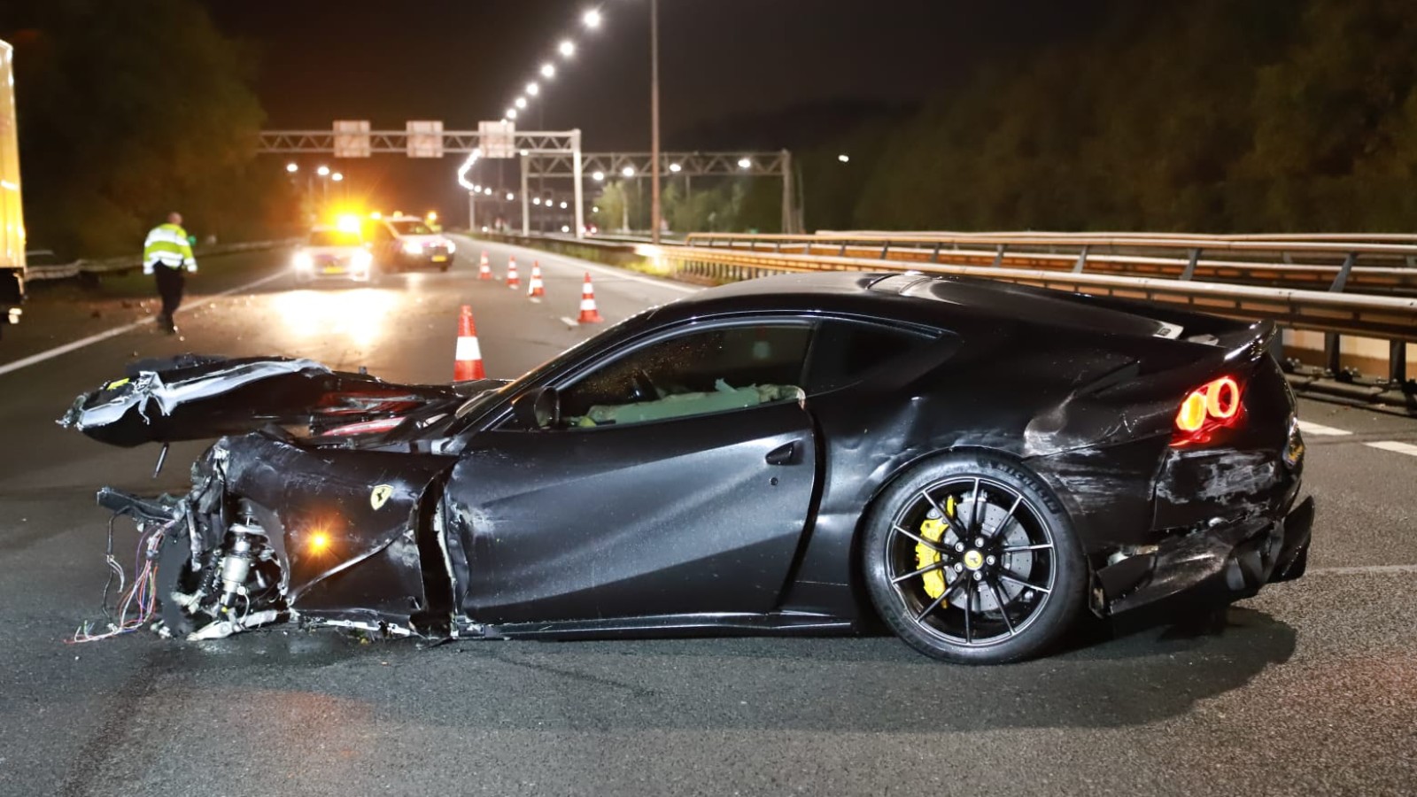 Ferrari crasht op A1 bij Naarden, bestuurder spoorloos