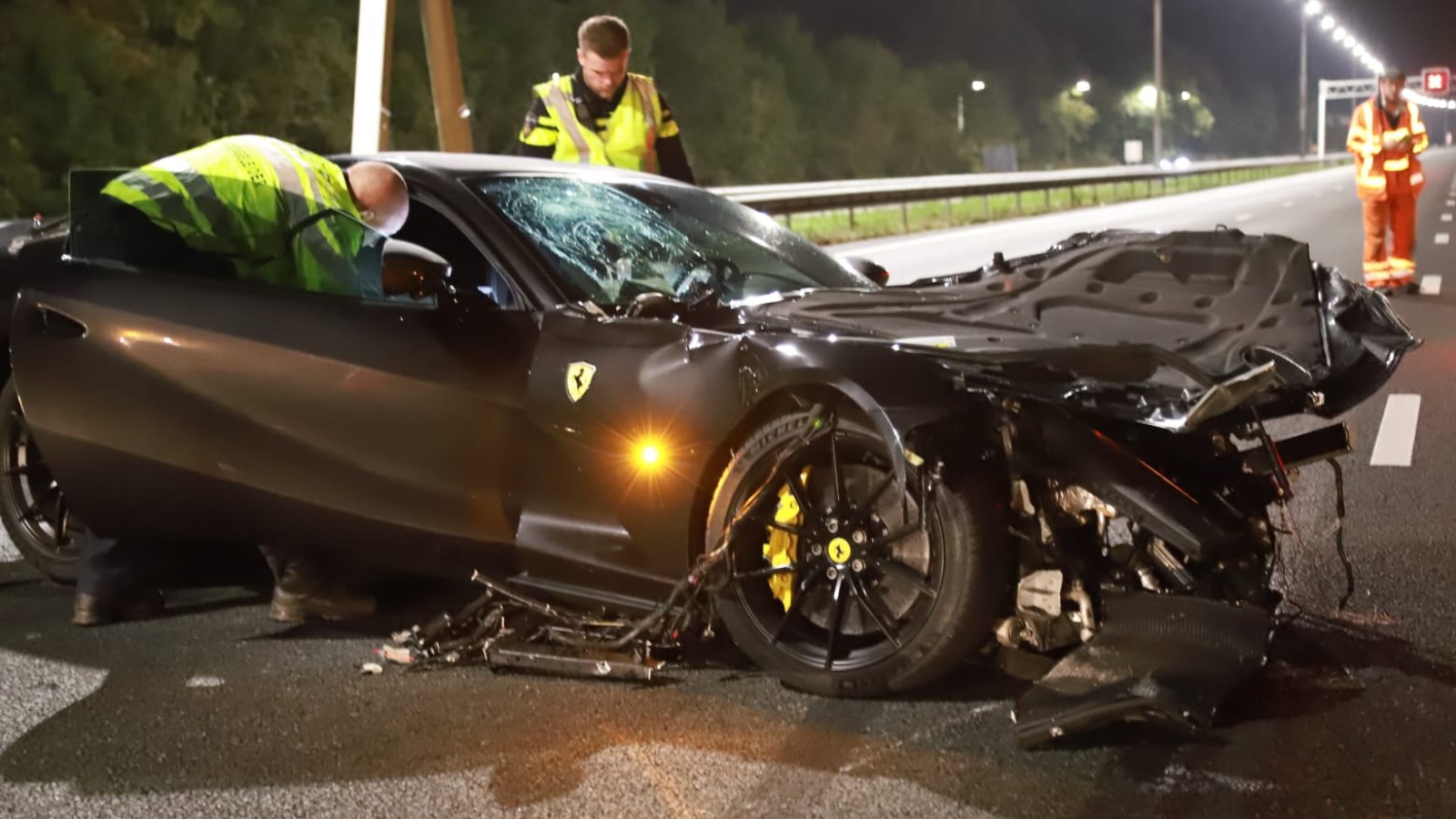 Ferrari crasht op A1 bij Naarden, bestuurder spoorloos