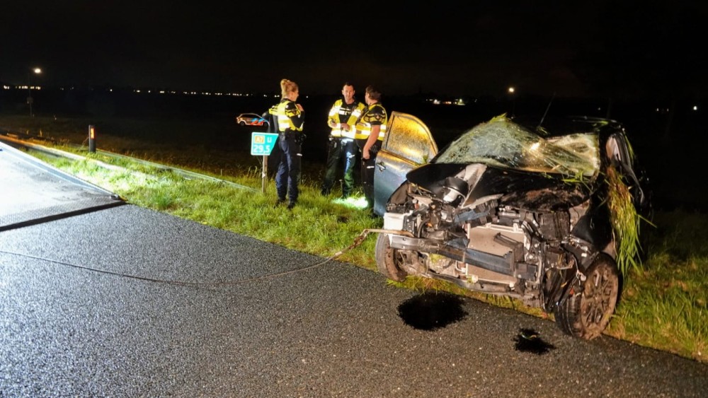 Auto Slaat Meerdere Malen Over De Kop, Slachtoffer Mogelijk Onder ...