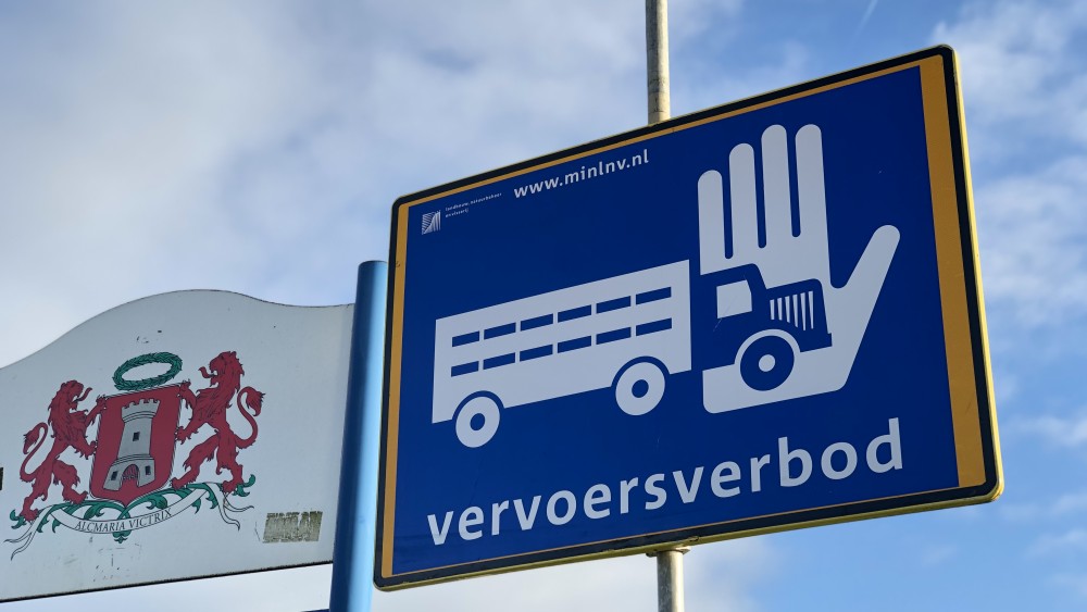 Wat betekent het woud aan blauwe borden in de regio rondom Grootschermer? NH Nieuws