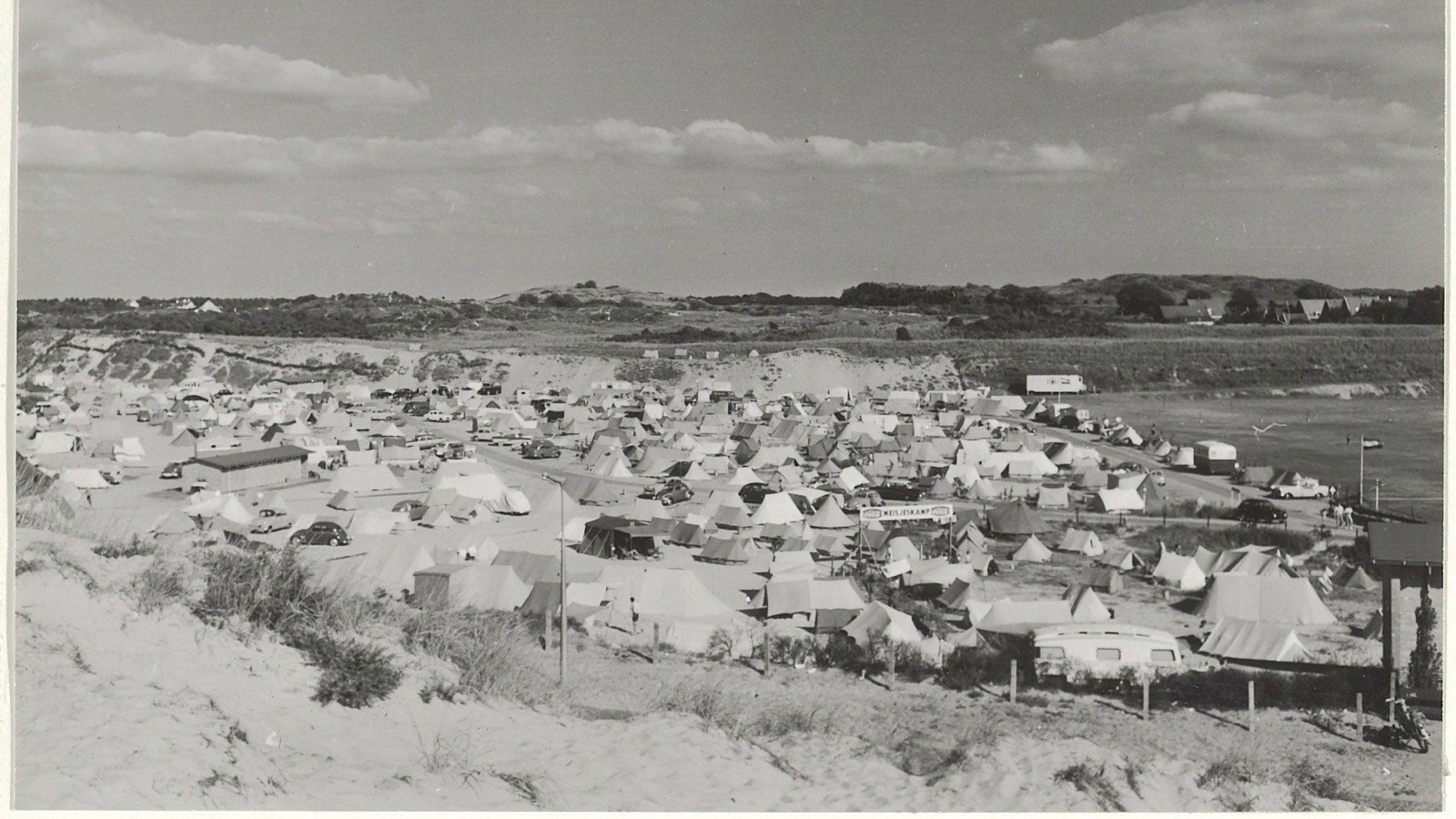 Camping Sandevoerde, rechts de velden van TZB