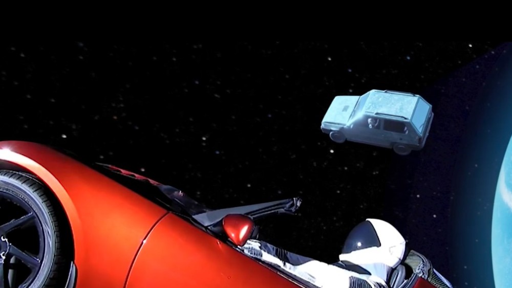 Opmeerse autohandelaar trekt aandacht met parodie op ruimteauto Elon