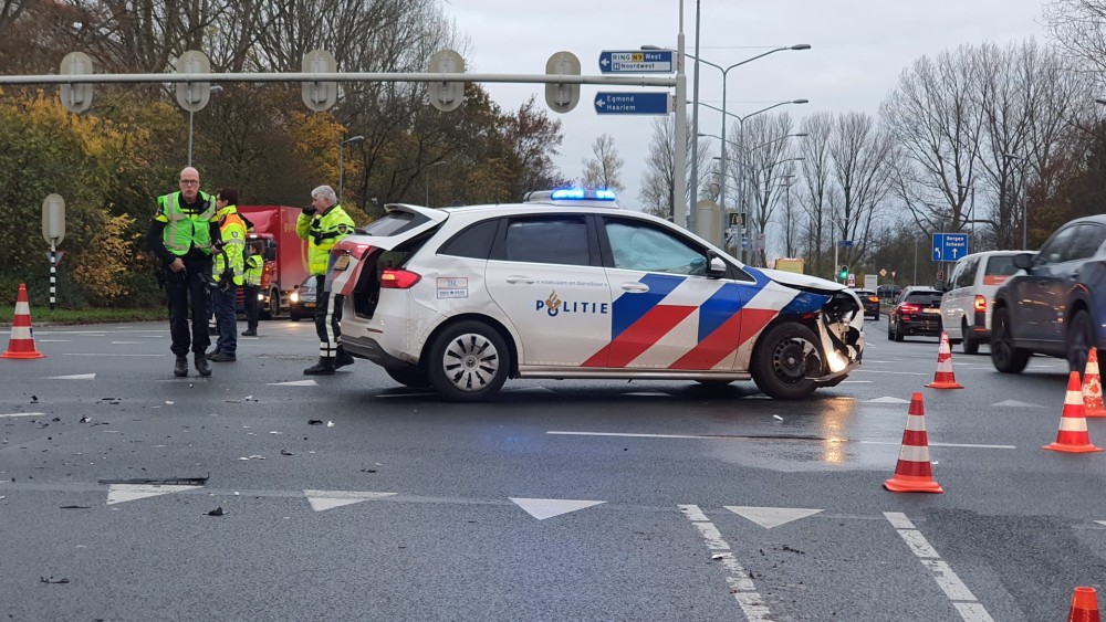 Politieauto En Personenauto Botsen Op Kruispunt: Bestuurder En Twee ...