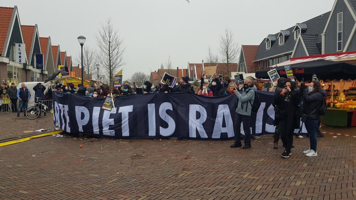 Ruim 4,5 jaar na bekogeling KOZP-demonstranten staan drie verdachten voor de rechter