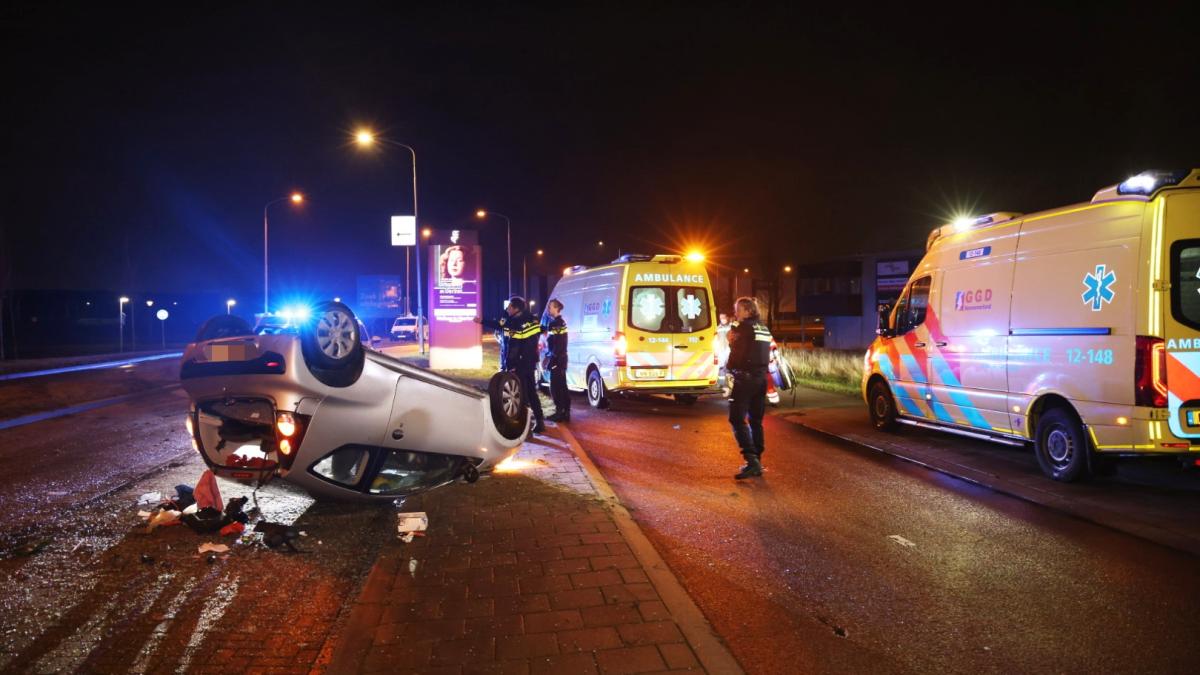 Auto slaat over de kop, 29-jarige bestuurder uit Velserbroek overleden