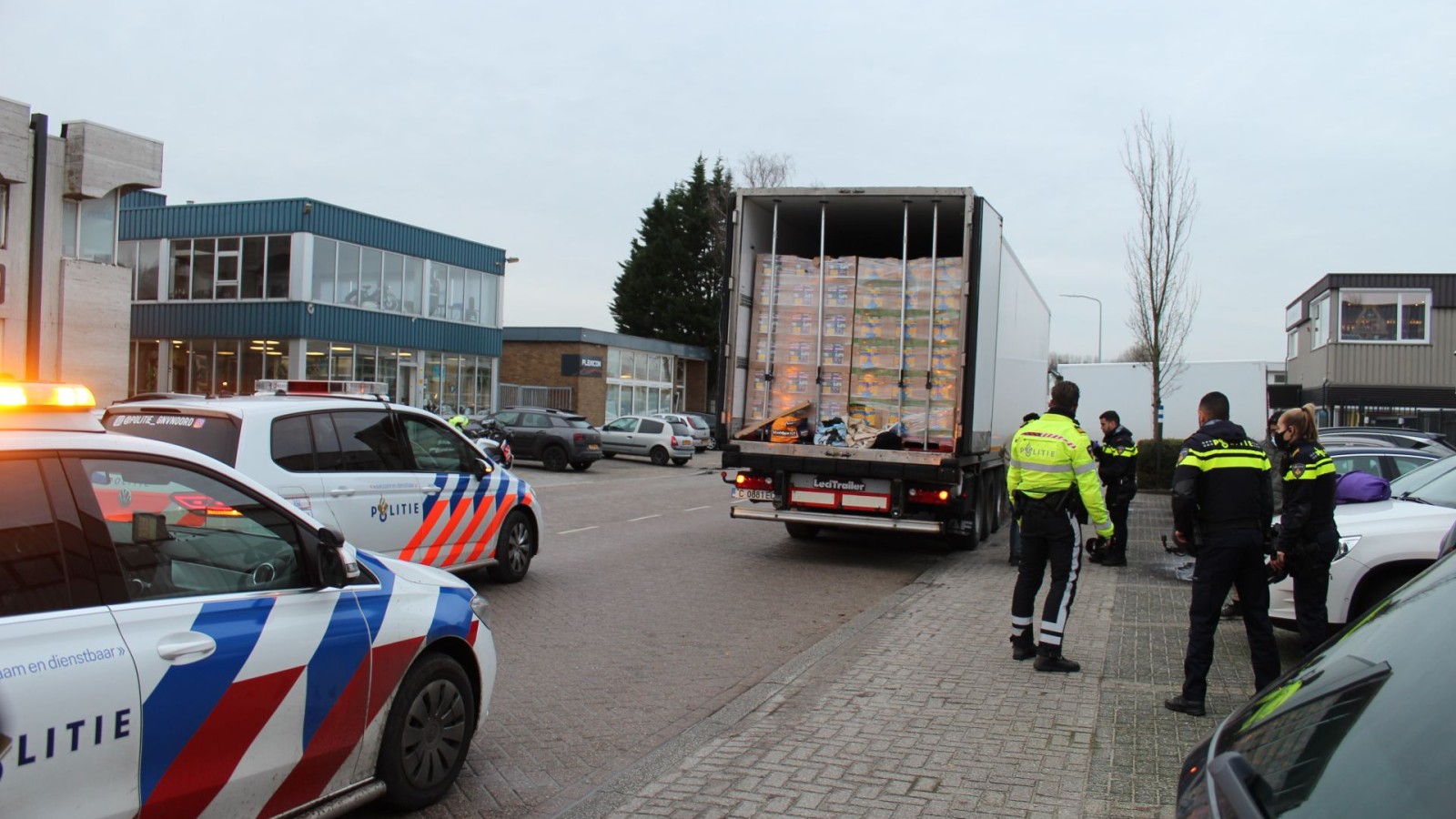 Vluchtelingen gevonden in vrachtwagen Weesp