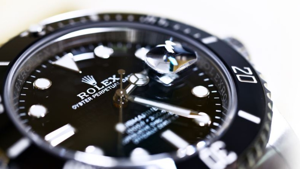 Den Helder wil bijstandsfraudeur (39) met Rolex en dure bolides voor 60.000  euro plukken - NH Nieuws