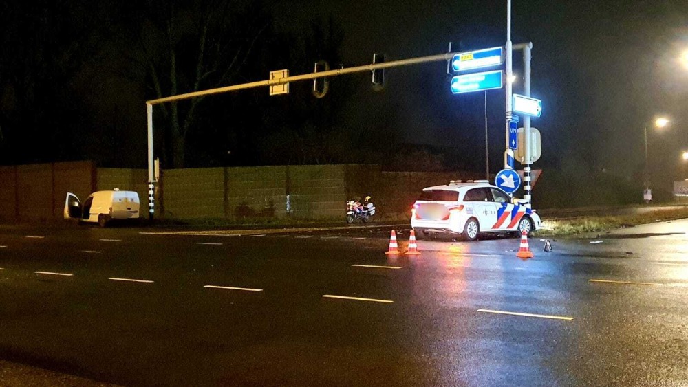 Botsing tussen politieauto en personenauto op kruispunt Kanaaldijk en Huiswaarderweg.