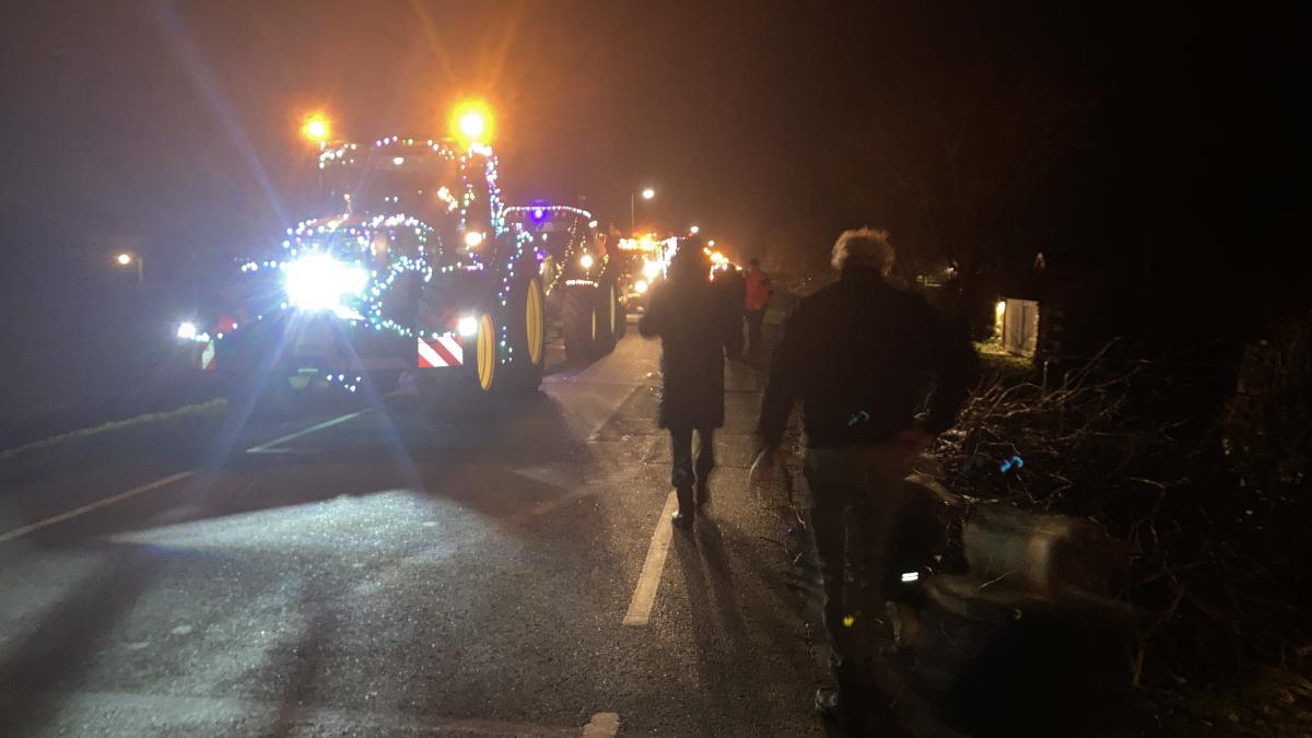 ?? Terugkijken: veel tractoren rijden mee in lichtjesoptocht Purmer