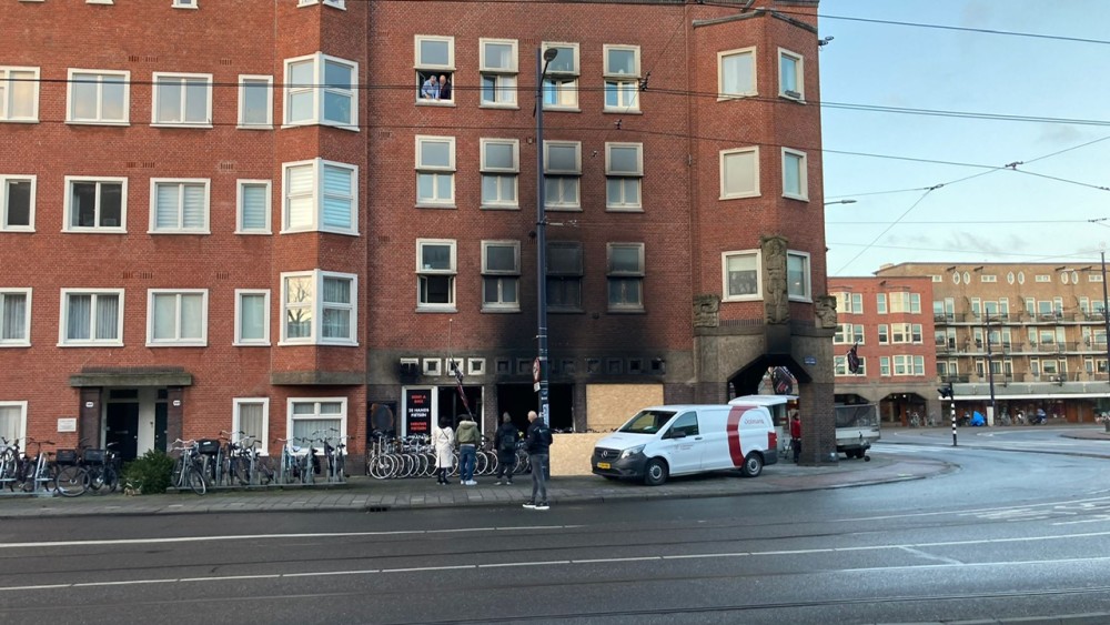 Grote brand in fietsenwinkel Mercatorplein, bovenburen moeten gered worden  - NH Nieuws