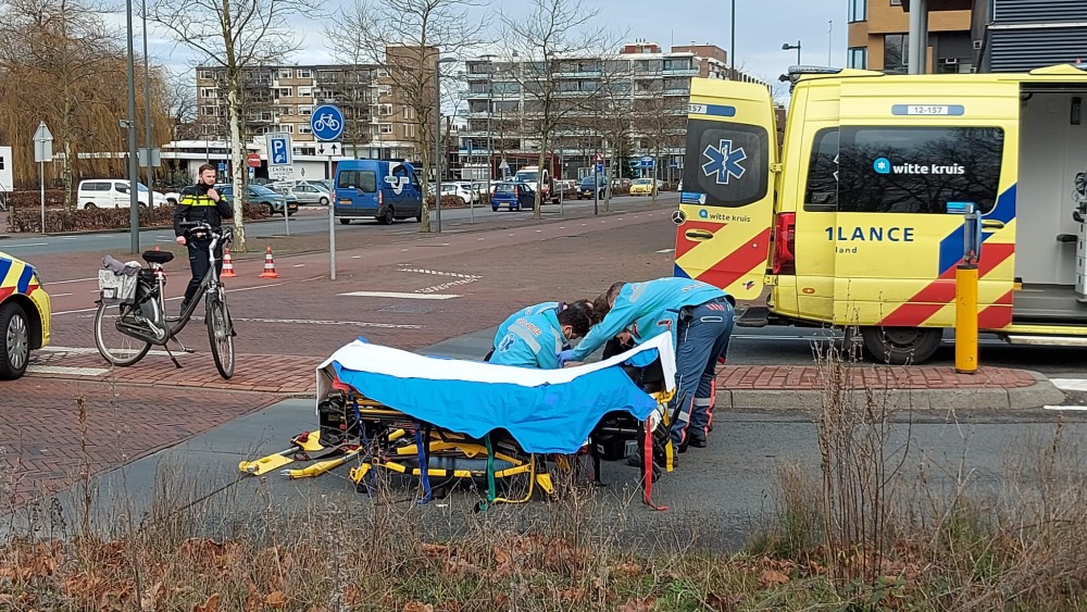 Fietser gewond na aanrijding met lijnbus op Stationsplein Beverwijk.