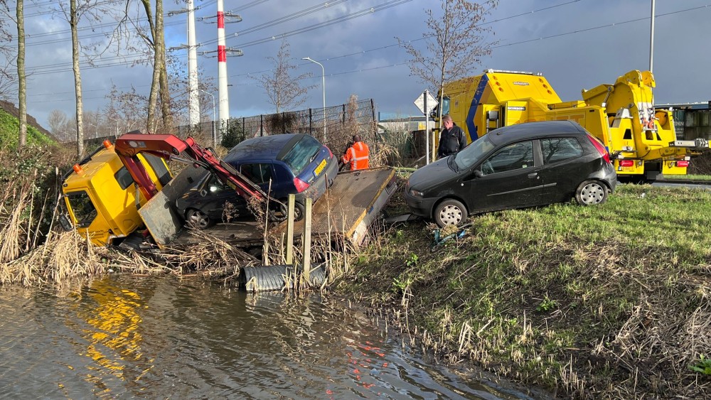 Botsing tussen drie autos op Nieuwe Spaarnwouderweg in Vijfhuizen.