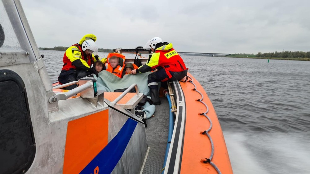 KNRM Huizen Vier jonge zeilers te water na omslaan lelievlet - Ferry Mol