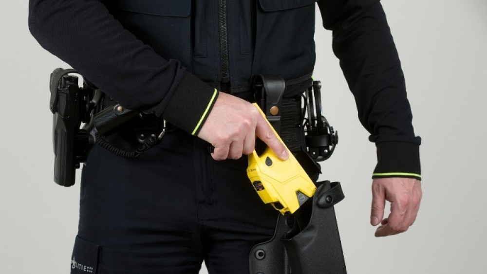 Motorrijder (36) getaserd na inrijden op politieagent