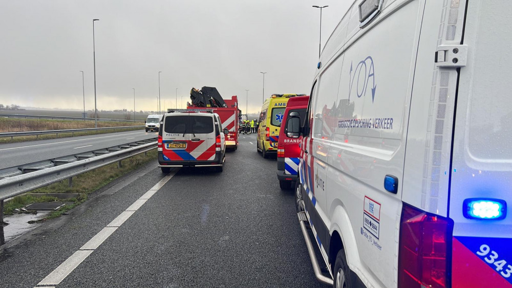 Man overleden bij zwaar ongeluk op snelweg A5 bij Boesingheliede.