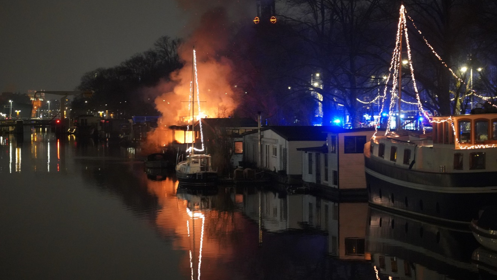 Brand in woonboot Oostenburgergracht