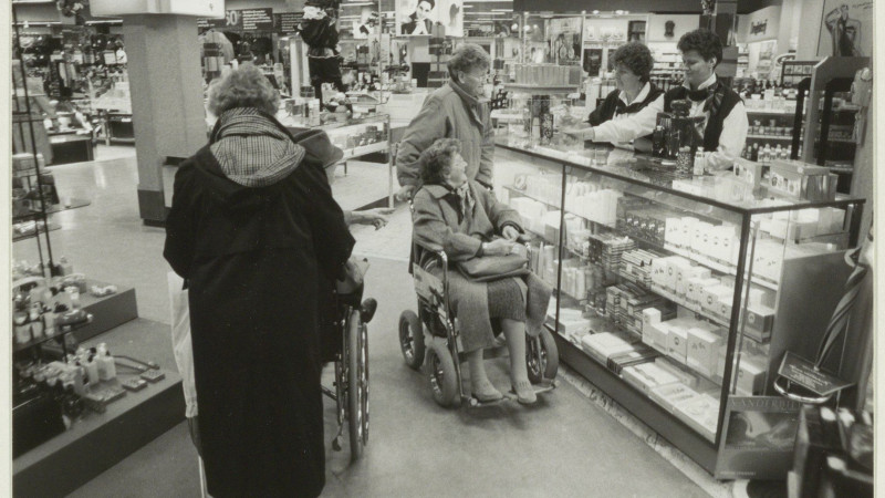 Koopavond voor mindervaliden in 1989 in de V&D