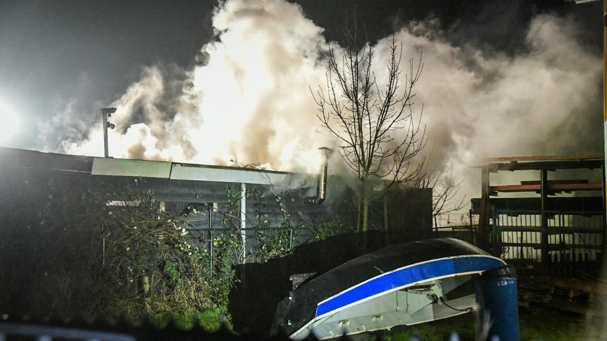 Brand bij houthandel in Kortenhoef zorgt voor veel rook