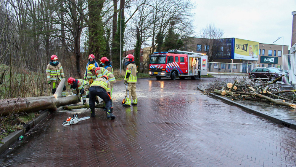 Storm Corrie Zorgt Voor Schade In 't Gooi: 'Brandweer Al Meer Dan Tien ...