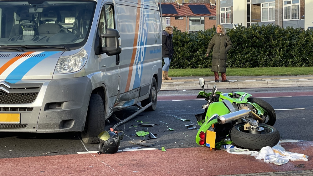 Motorrijder zwaargewond geraakt bij ongeluk met bestelbus in Den Helder.