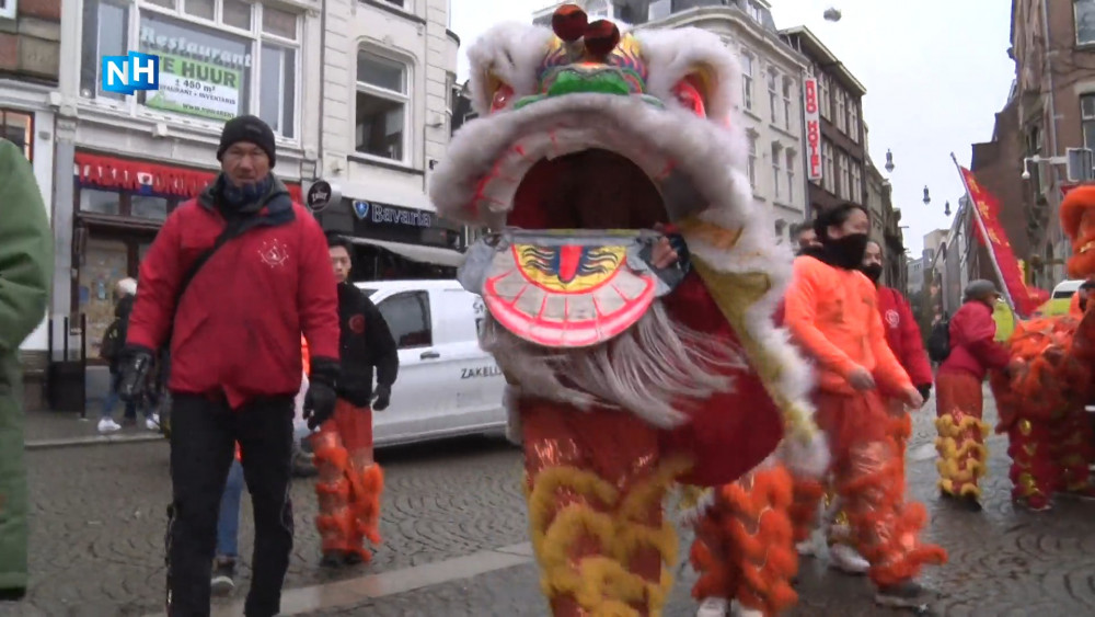 Vuurwerk, leeuwen en trommels Chinees Nieuwjaar op de Dam in Amsterdam