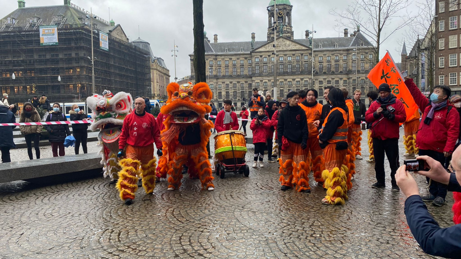 Vuurwerk Leeuwen En Trommels Chinees Nieuwjaar Op De Dam In Amsterdam vuurwerk-leeuwen-en-trommels-chinees-nieuwjaar-op-de-dam-in-amsterdam