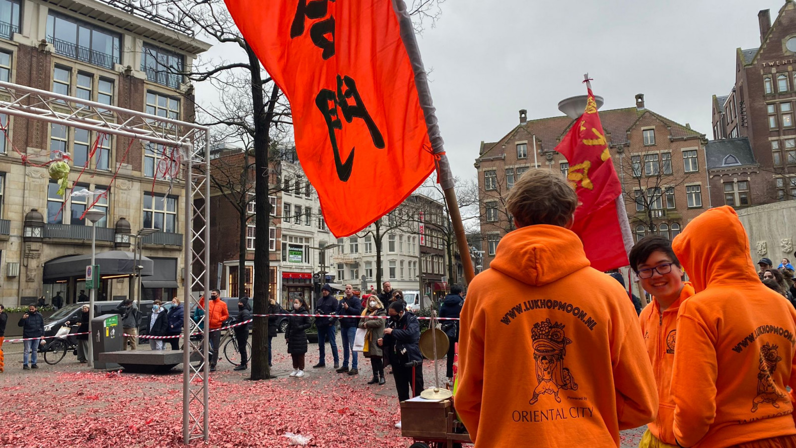 Vuurwerk, leeuwen en trommels Chinees Nieuwjaar op de Dam in Amsterdam