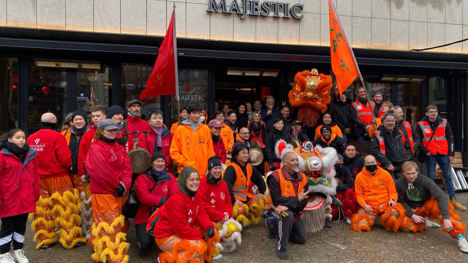 Vuurwerk, leeuwen en trommels Chinees Nieuwjaar op de Dam in Amsterdam