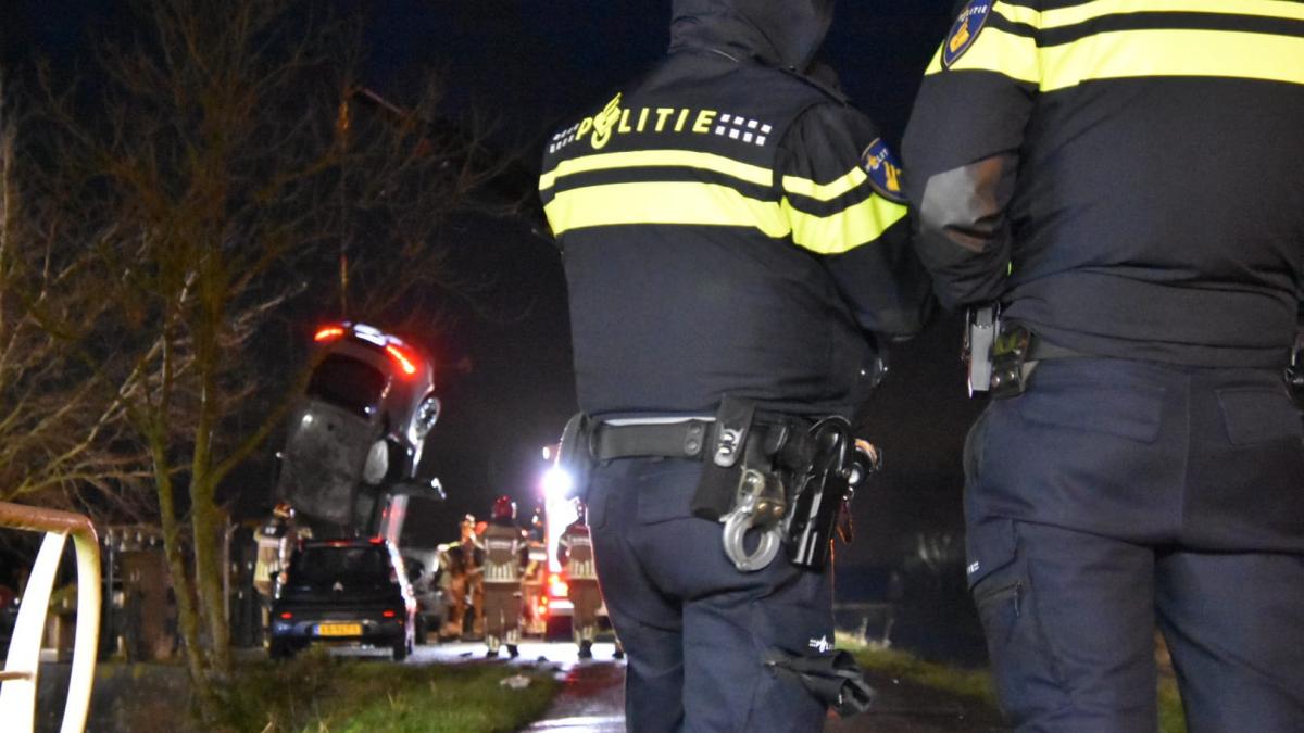Auto te water na achtervolging Wijdewormer: twee verdachten aangehouden