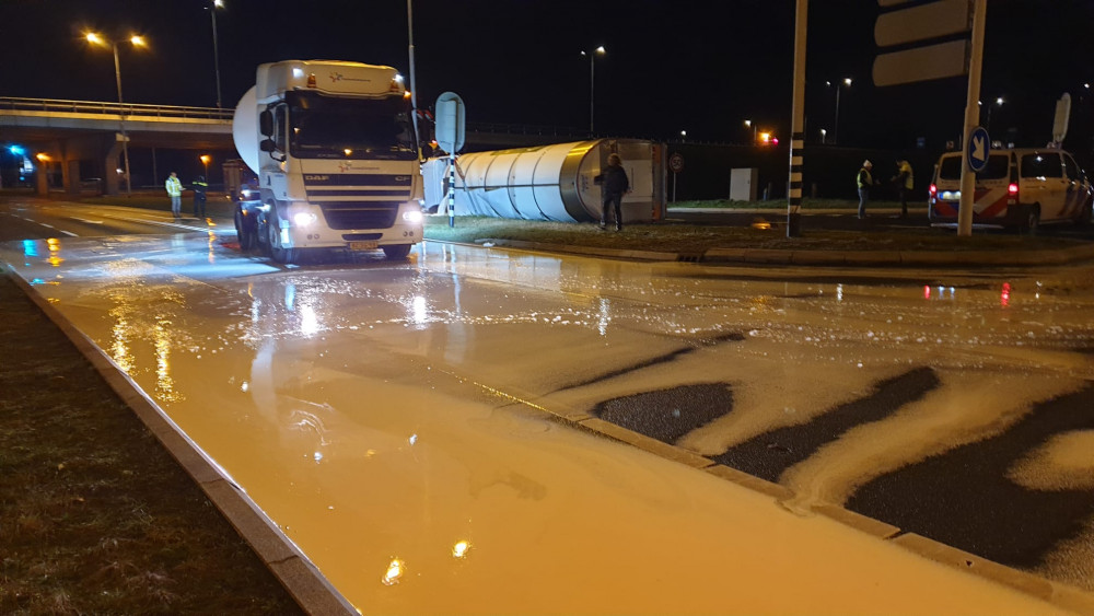 Vrachtwagen met melk gekanteld op N203 bij Wormerveer.